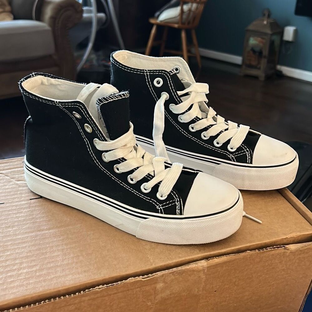 Hash Bubble Womens High‎ Top Canvas Lace Up Sneakers. Black. Size 5.5